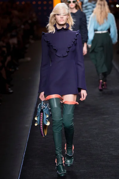 Look 16